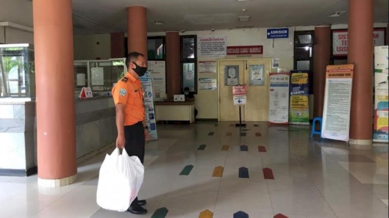 Basarnas Makassar Sumbang Baju Hazmat ke Tenaga Medis