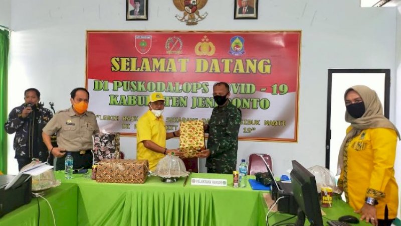 Biasanya Iksan Iskandar yang menerima bantuan dari pihak lain. Pada Selasa (21/4/2020), giliran dia yang menyerahkan sumbangan ke posko Tim Gugus Tugas Covid-19.