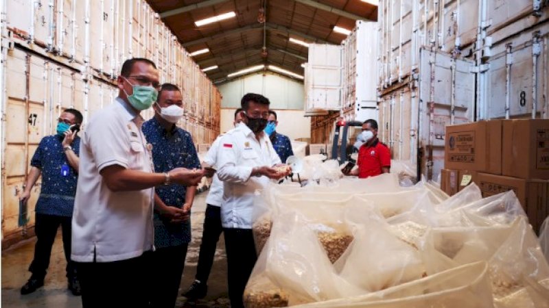 Menteri Pertanian (Mentan) Syahrul Yasin Limpo melepas ekspor komoditas pertanian kacang mete dan olahannya dari Salodong, Makassar, Rabu (22/4/2020).