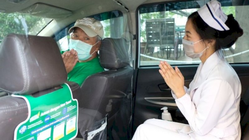 Grab memasang sekat pelindung berbahan plastik di ratusan armada GrabCar untuk membatasi kursi pengemudi dan penumpang saat berkendara.