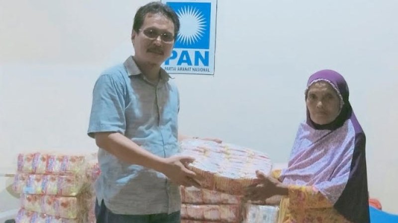 Salah seorang janda yang mendapat bantuan dari Ketua Partai Amanat Nasional (PAN) Jeneponto, Asdin Basoddin Azis Beta.&nbsp;