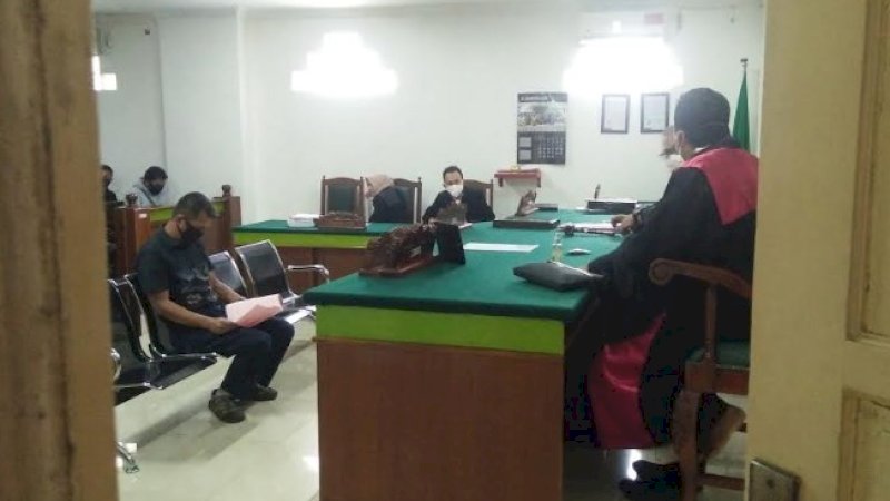 Sidang kasus penipuan dengan terdakwa mantan bendahara Brimob Polda Sulsel.