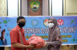 Ketua TP PKK Gowa Salurkan Bantuan Masker ke Pedagang Pasar