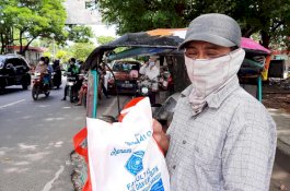 Dukung PSBB, FISIP Unismuh Bagi-bagi Sembako untuk Masyarakat Terdampak