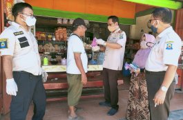 Bapenda Jeneponto Bagikan Ribuan Masker di Warung Makan