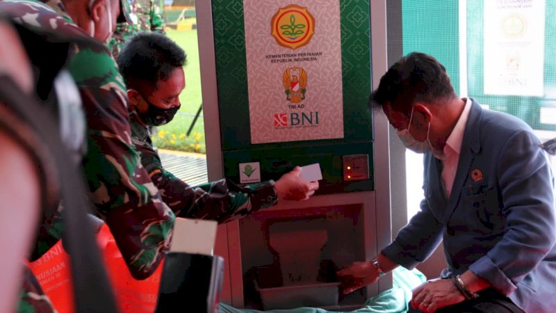 SIKOMANDAN. ATM beras yang diberi nama ATM Sikomandan  yang menyediakan beras kepada masyarakat secara gratis. (foto/kementan ri)