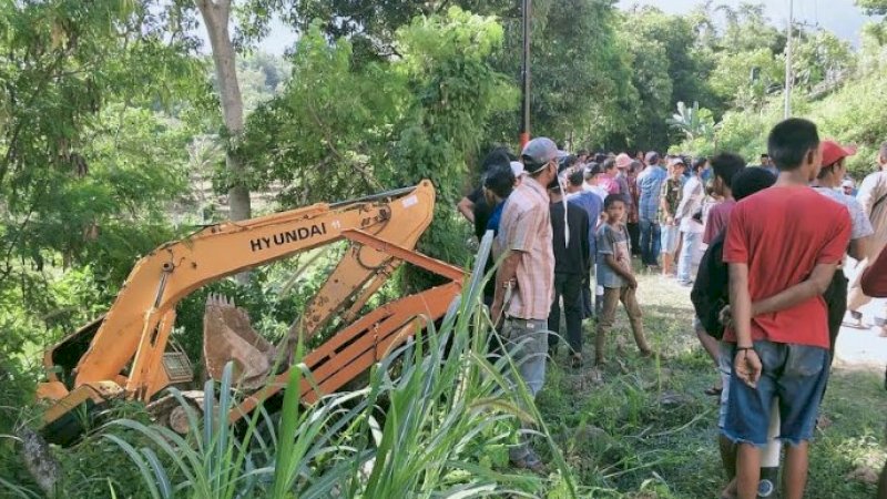 Truk pengangkut alat berat terjun ke jurang di Jeneponto.