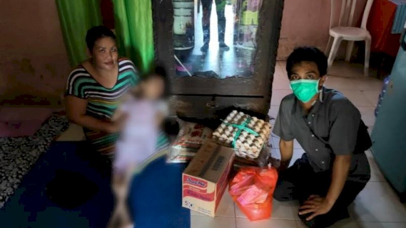 Kondisi terkini Ridayanti (dalam pangkuan) di usianya yang sudah 18 tahun.