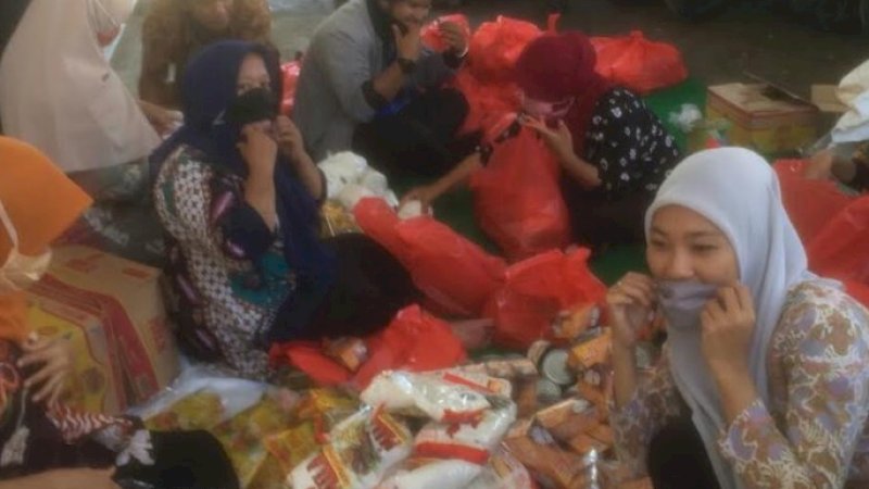 Suasana pengemasan paket bahan pokok yang akan dibagikan kepada warga Sinjai.