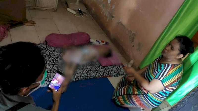 Gadis remaja yang hanya bisa tergolek lemas.