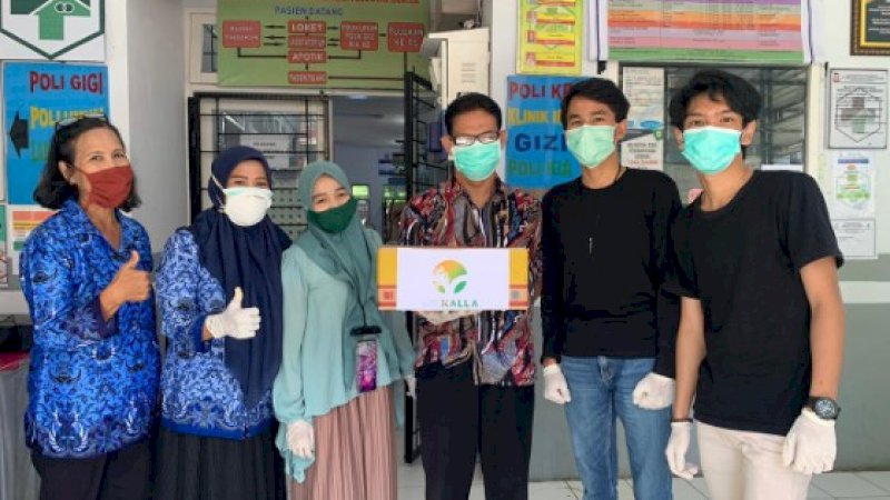 Sivitas akademika Kalla Business School mendistribusikan face shield atau alat pelindung wajah untuk tenaga medis.