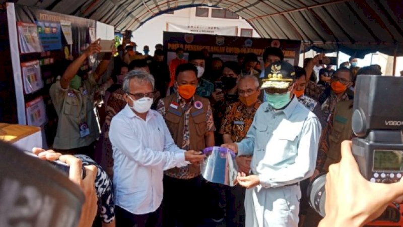 Direktur AK-Manufaktur Bantaeng, Zainal Abidin menyerahkan APD kepada Gubernur Sulsel, Nurdin Abdullah.