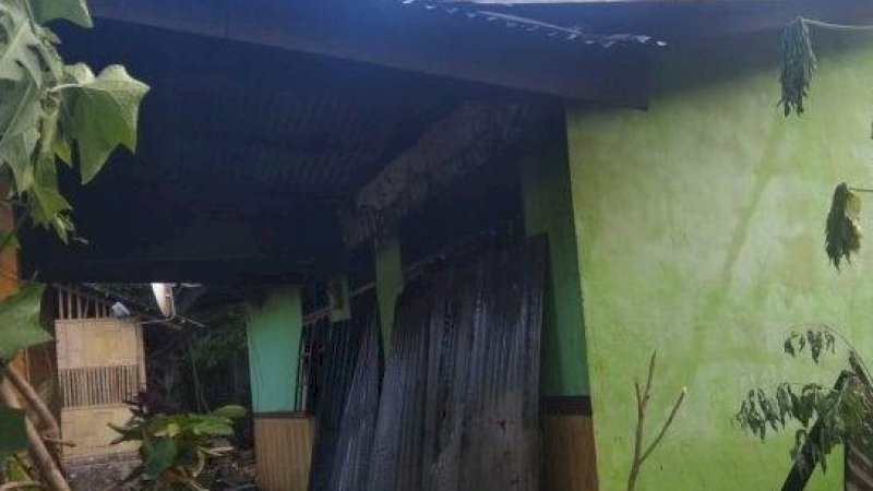 Rumah pasangan suami istri yang terbakar d NTT.