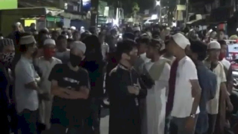 Suasana jemaah salat tarawih salah satu masjid di Kota Makassar.