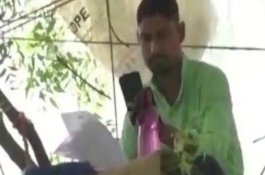Susah Dapat Jaringan, Guru di India Mengajar Online dari Atas Pohon