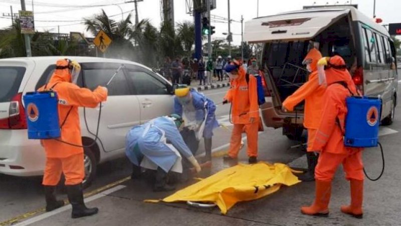 Petugas BPBD mengevakuasi jenazah sopir rental yang meninggal mendadak. 