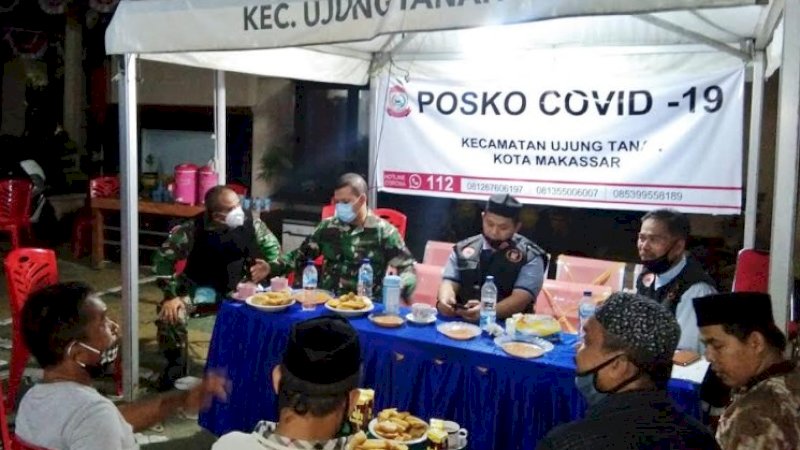Penjabat Wali Kota Makassar, Iqbal Suhaeb menggelar tudang sipulung dengan warga Ujung Tanah, Sabtu malam (25/4/2020).