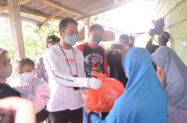 Didampingi Istri, Bupati Sinjai Turun Langsung ke Desa Salurkan Bantuan Sosial