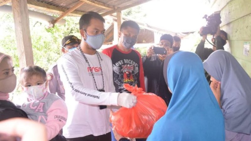 Andi Seto Asapa (ASA) mengetuk pintu rumah-rumah warga. Bupati Sinjai itu turun langsung menyalurkan paket bahan pokok, Sabtu (25/4/2020).