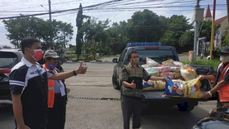 Wakil Gubernur Sulawesi Selatan, Andi Sudirman Sulaiman kembali menyalurkan bantuan kepada warga terdampak kebijakan Covid-19.