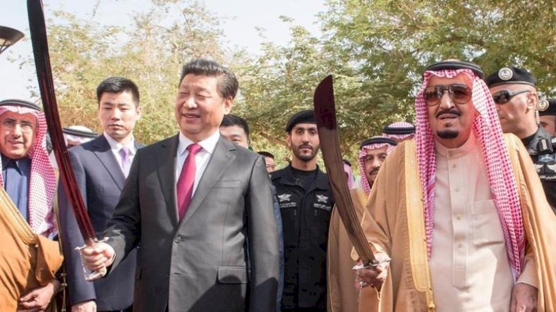 Raja Salman bersama Xi Jinping dalam sebuah kesempatan. 