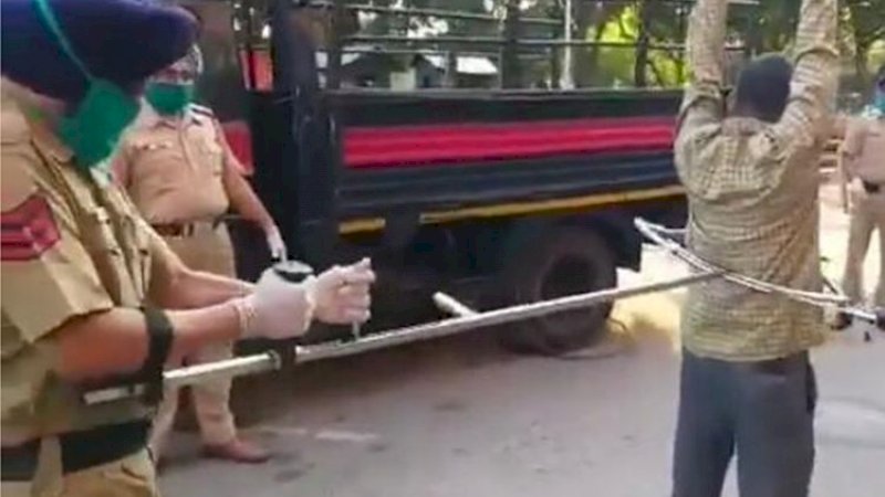 Cara baru polisi India menangkap pelanggar lockdown.