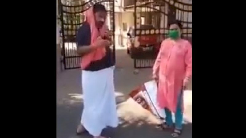Pria India yang menolak belanjaan gara-gara diantar kurir Muslim.