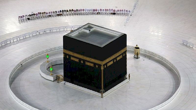 Suasana di sekitar Kakbah pada hari pertama Ramadan. (FOTO-FOTO: AFP)