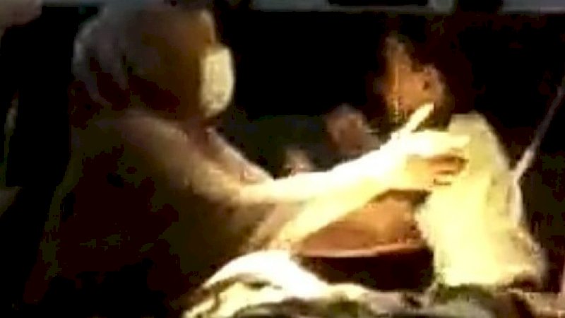 Cuplikan video saat ibu memeluk anaknya yang sama-sama positif Covid-19.