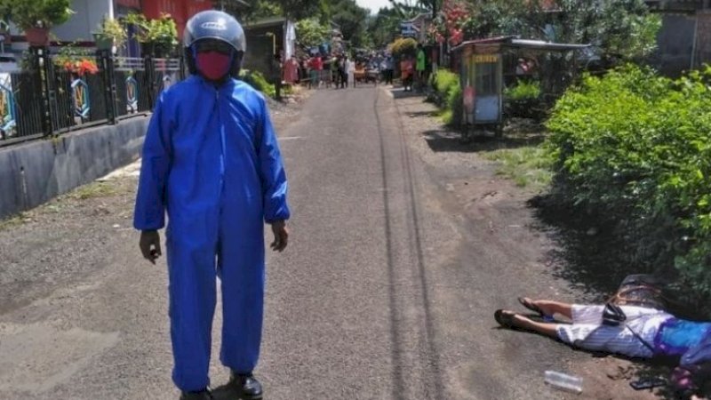 Pemudik yang tergeletak di pinggir jalan raya Purbalingga.