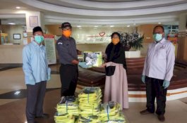 Selain Bagi Sembako dan Donor Darah, Bawaslu Sulsel  Juga Serahkan APD ke Rumah Sakit