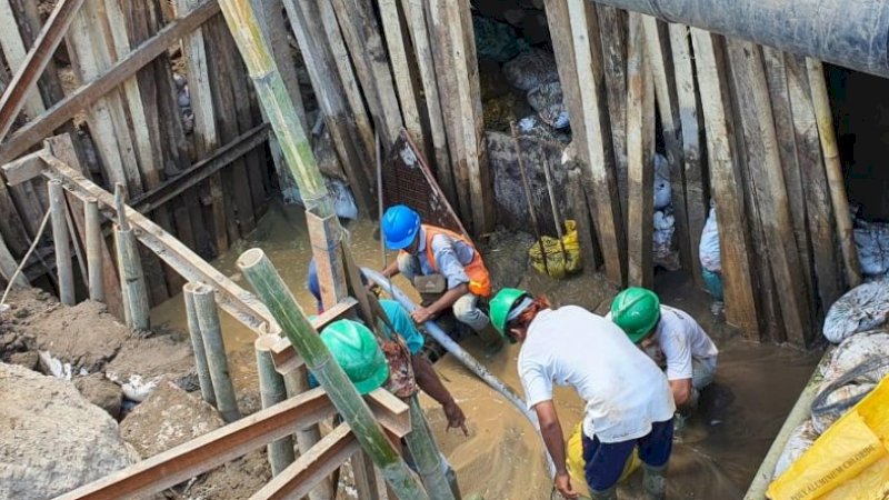 Pekerjaan pipa yang bocor di Jalan Jenderal Sudirman Makassar.