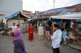 Sambil Bagi Bahan Pokok di Permukiman Belakang Unhas, Wagub Bernostalgia Masa Kuliah