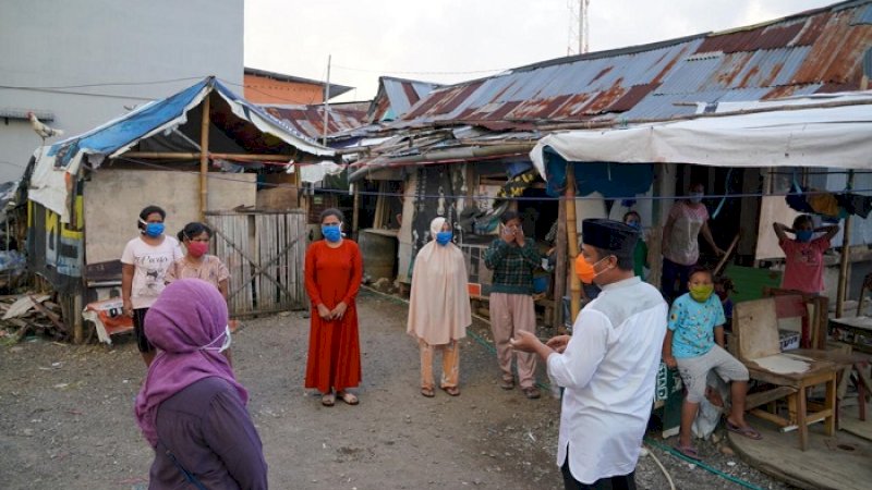 Wakil Gubernur Sulawesi Selatan, Andi Sudirman Sulaiman mengunjungi pemukiman warga di belakang kampus Universitas Hasanuddin, Senin (27/4/2020).