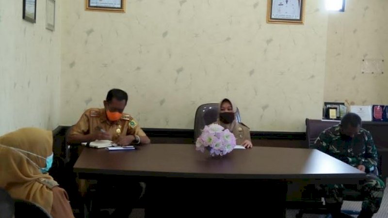 Wakil Bupati Sinjai Hj Andi Kartini Ottong (tengah) memimpin rapat membahas pengaturan lokasi penjualan iftar, Senin (27/4/2020)