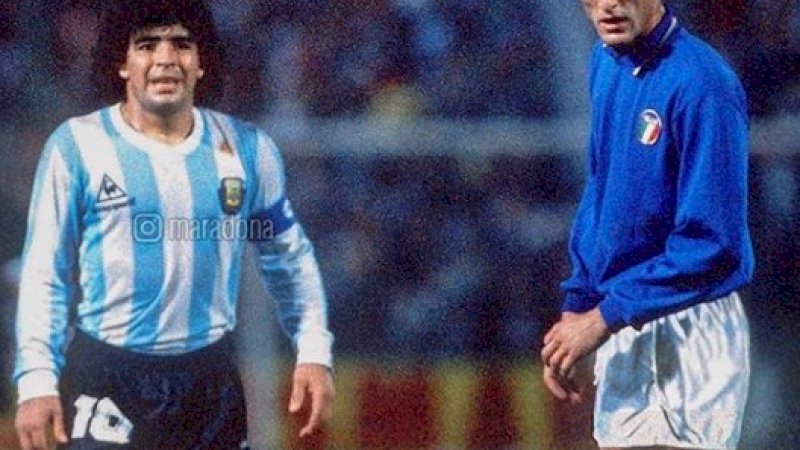 Maradona dan Ciro Ferrara dalam laga internasional tahun 1987. Jersey yang dikenakan Maradona ini laku Rp1,3 miliar dalam sebuah lelang untuk Covid-19.