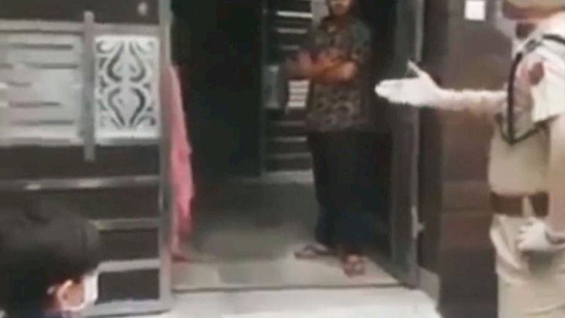 Polisi memarahi seorang tutor yang membuka les di tengah lockdown.