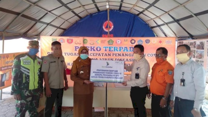 Bank Sulselbar Cabang Pangkep menyerahkan bantuan Rp25 juta kepada Tim Gugus Tugas Covid-19.