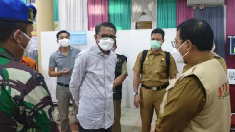 Gubernur Sulsel, Nurdin Abdullah berkunjung ke Posko Covid-Makassar.