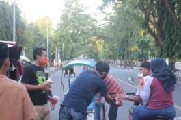 Selama Ramadan, Kawan Muda IA Berbagi 300 Takjil Tiap Hari