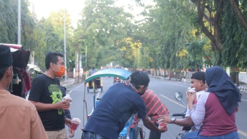 Selama Ramadan, Kawan Muda IA Berbagi 300 Takjil Tiap Hari