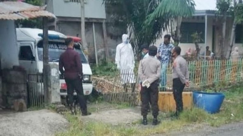 Evakuasi mayat muazin Masjid Raya Soppeng dilakukan petugas menggunakan hazmat suit.