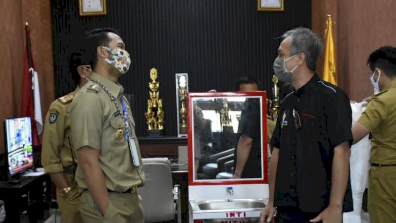 Bupati Sinjai, Andi Seto Asapa berbincang dengan pengurus Inti Bulukumba, Chris Thamrin.