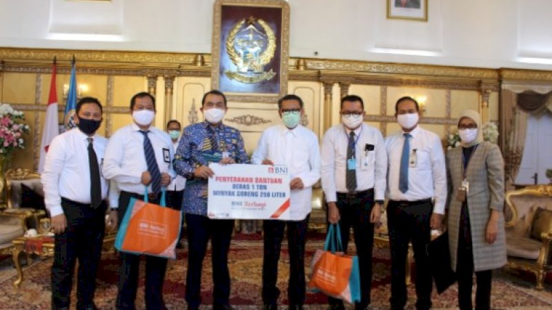 Di tengah pandemi penyebaran Corona Virus Desease (Covid-19), PT Bank Negara Indonesia (Persero) Tbk atau BNI Wilayah Makassar menyerahkan bantuan berupa kebutuhan pokok kepada Satuan Gugus Tugas Penanganan Covid-19.