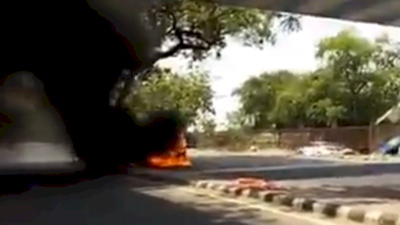 Suasana saat mobil pengantin terbakar.