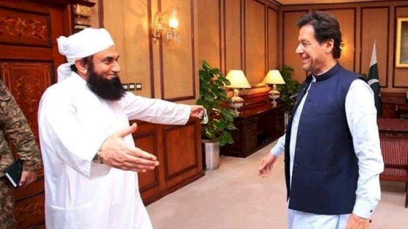 Maulana Tariq Jamil bersama PM Pakistan, Imran Khan.