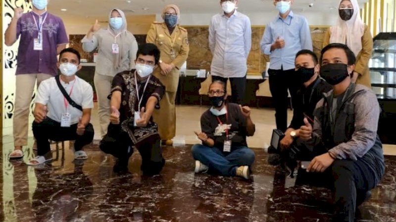 Gubernur Sulsel, Nurdin Abdullah meninjau lokasi karantina di Swiss-Belinn, Rabu (28/4/2020). 
