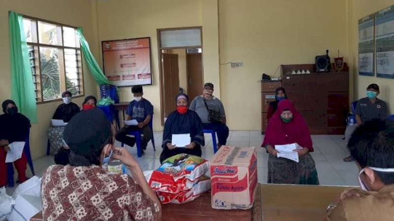 Suasana penyaluran bantuan untuk warga terdampak Covid-19.