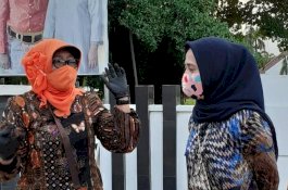 Bareng Pengurus Dharma Wanita, Istri Bupati Sinjai Turun Langsung Berbagi Takjil di Jalan Raya