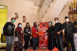 Ikut Lawan Corona, PDIP Sulsel Sebar APD dan Bagi-bagi Sembako ke Penggiat Seni